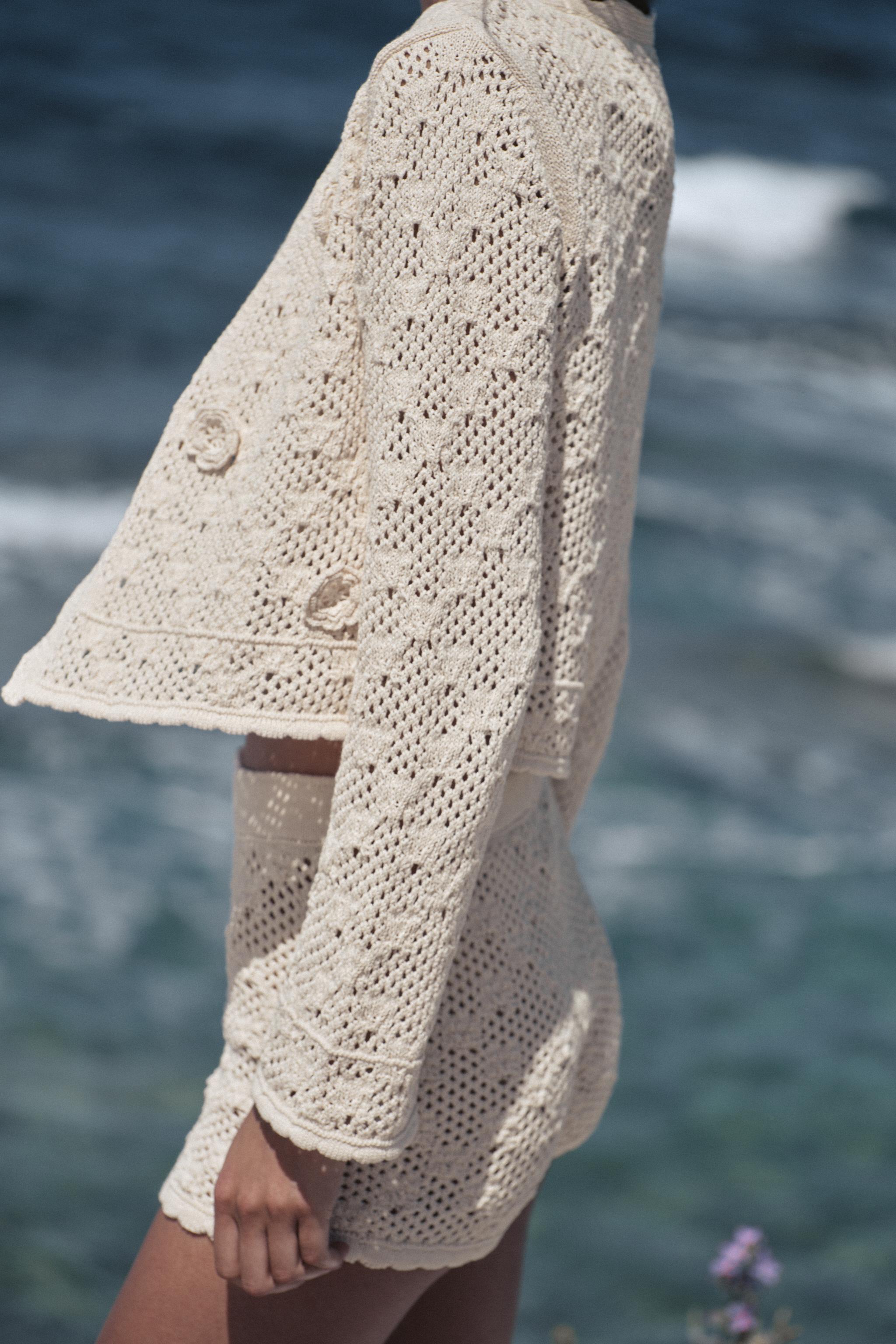 GILET EN MAILLE POINTELLE À FLEURS